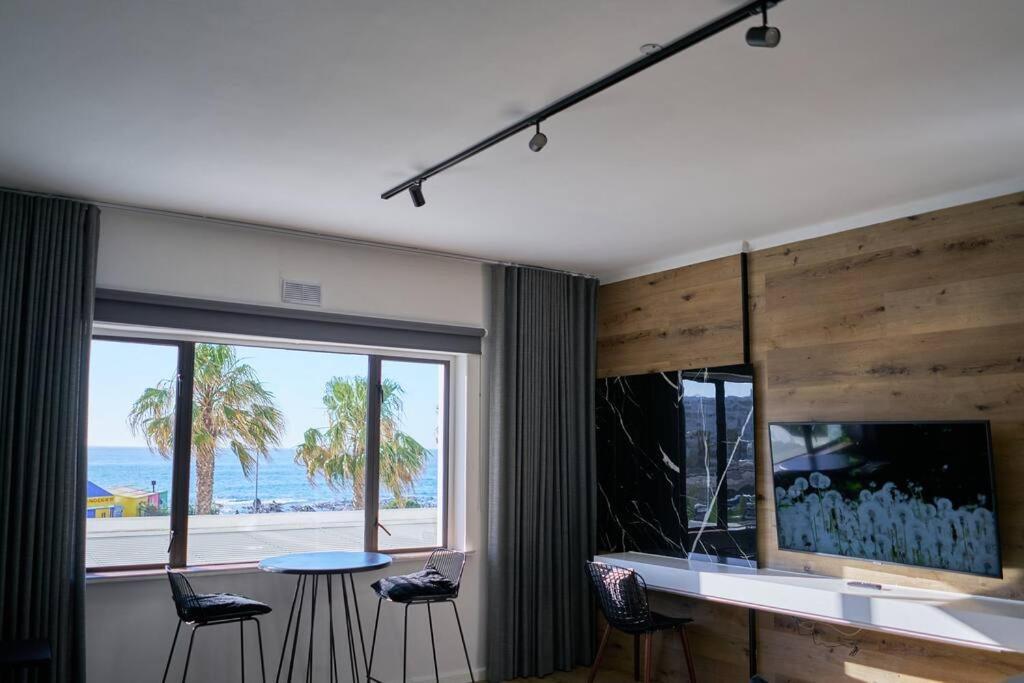 Apartment Beachfront In Sea Point With Amazing Views *