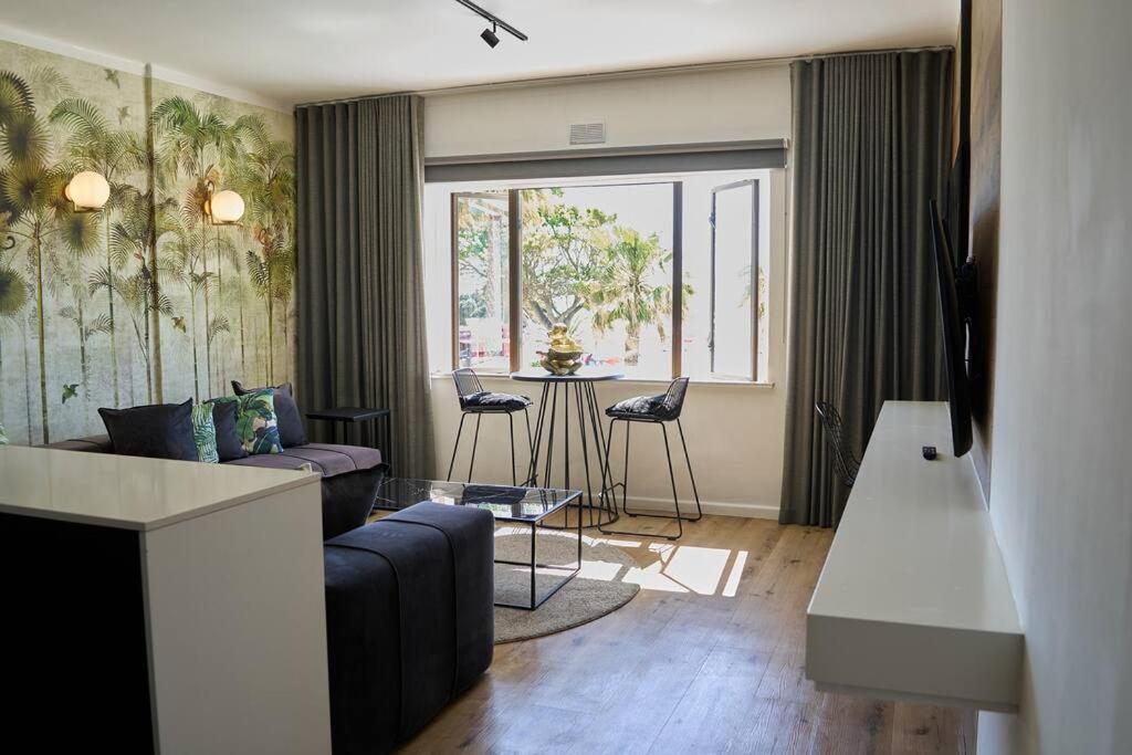 Beachfront In Sea Point With Amazing Views *